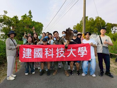 高等深耕計畫一、多元學習場域：八卦山賞鷹尋鷹活動:體驗老鷹上手圖片