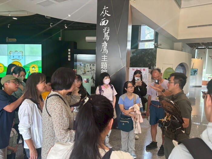 高等深耕計畫一、多元學習場域：八卦山賞鷹尋鷹活動:體驗老鷹上手圖片