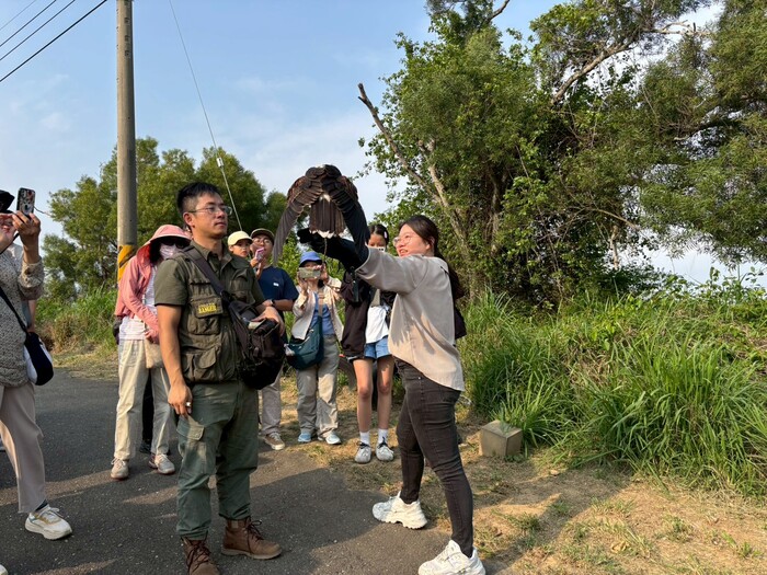 高等深耕計畫一、多元學習場域：八卦山賞鷹尋鷹活動:體驗老鷹上手圖片