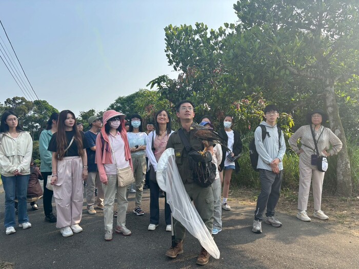 高等深耕計畫一、多元學習場域：八卦山賞鷹尋鷹活動:體驗老鷹上手圖片
