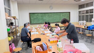 高等深耕計畫一、:彩繪技巧與手作體驗成長社群[彩繪技巧流體熊手做教學體驗]圖片