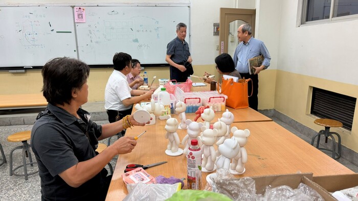 高等深耕計畫一、:彩繪技巧與手作體驗成長社群[彩繪技巧流體熊手做教學體驗]圖片