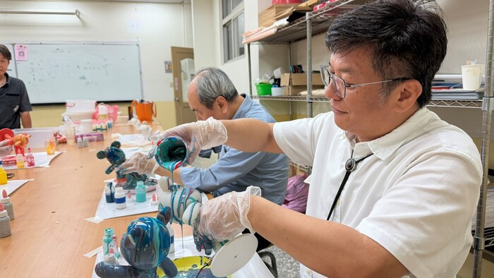 高等深耕計畫一、:彩繪技巧與手作體驗成長社群[彩繪技巧流體熊手做教學體驗]圖片