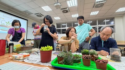 高等深耕計畫一、:彩繪技巧與手作體驗成長社群[植物組盆教學分享與體驗]圖片
