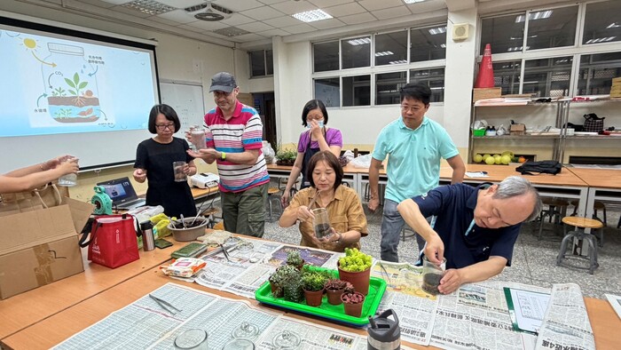 高等深耕計畫一、:彩繪技巧與手作體驗成長社群[植物組盆教學分享與體驗]圖片
