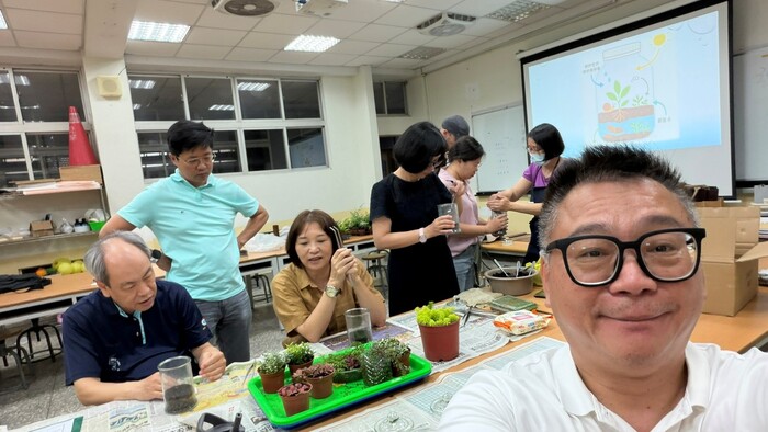 高等深耕計畫一、:彩繪技巧與手作體驗成長社群[植物組盆教學分享與體驗]圖片